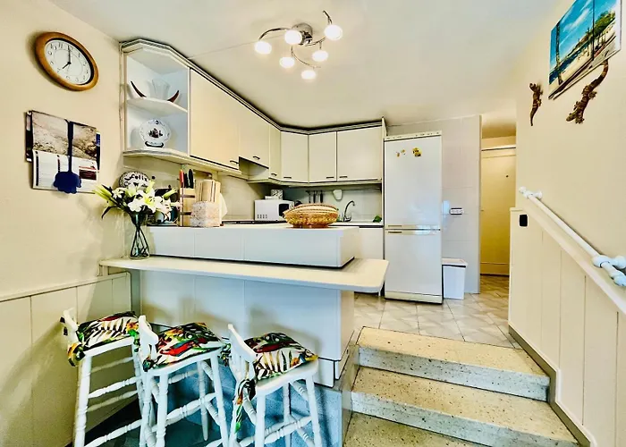 Refugio Maritimo Адехе